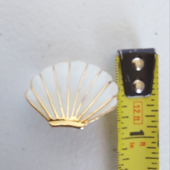 Vintage Monet Gold Trim Enamel Sea Shell Clip On Earrings From 1980’s - Picture 4 of 6